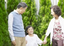 娱乐吃瓜酱爷爷打伞,娱乐界的温馨一幕